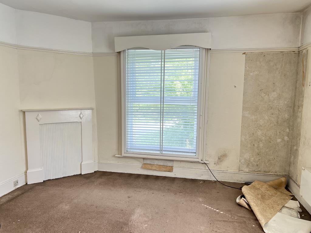 Lot: 129 - FOUR-BEDROOM HOUSE IN NEED OF IMPROVEMENT - Bedroom with beige carpet